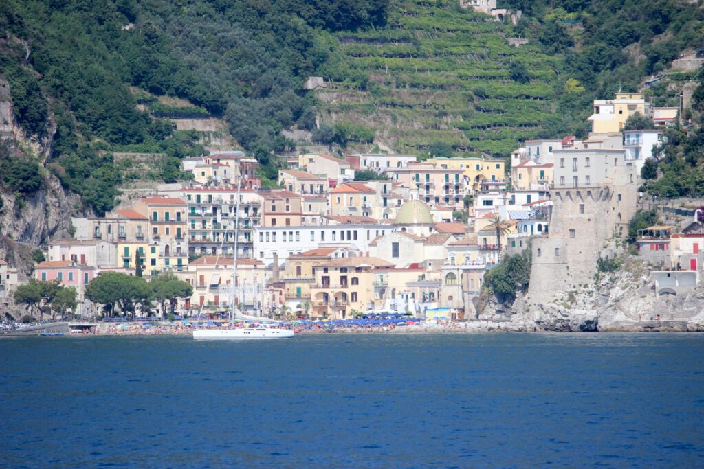 Le village de Cetara vu depuis la mer, territoire des familles Autuori et Galano