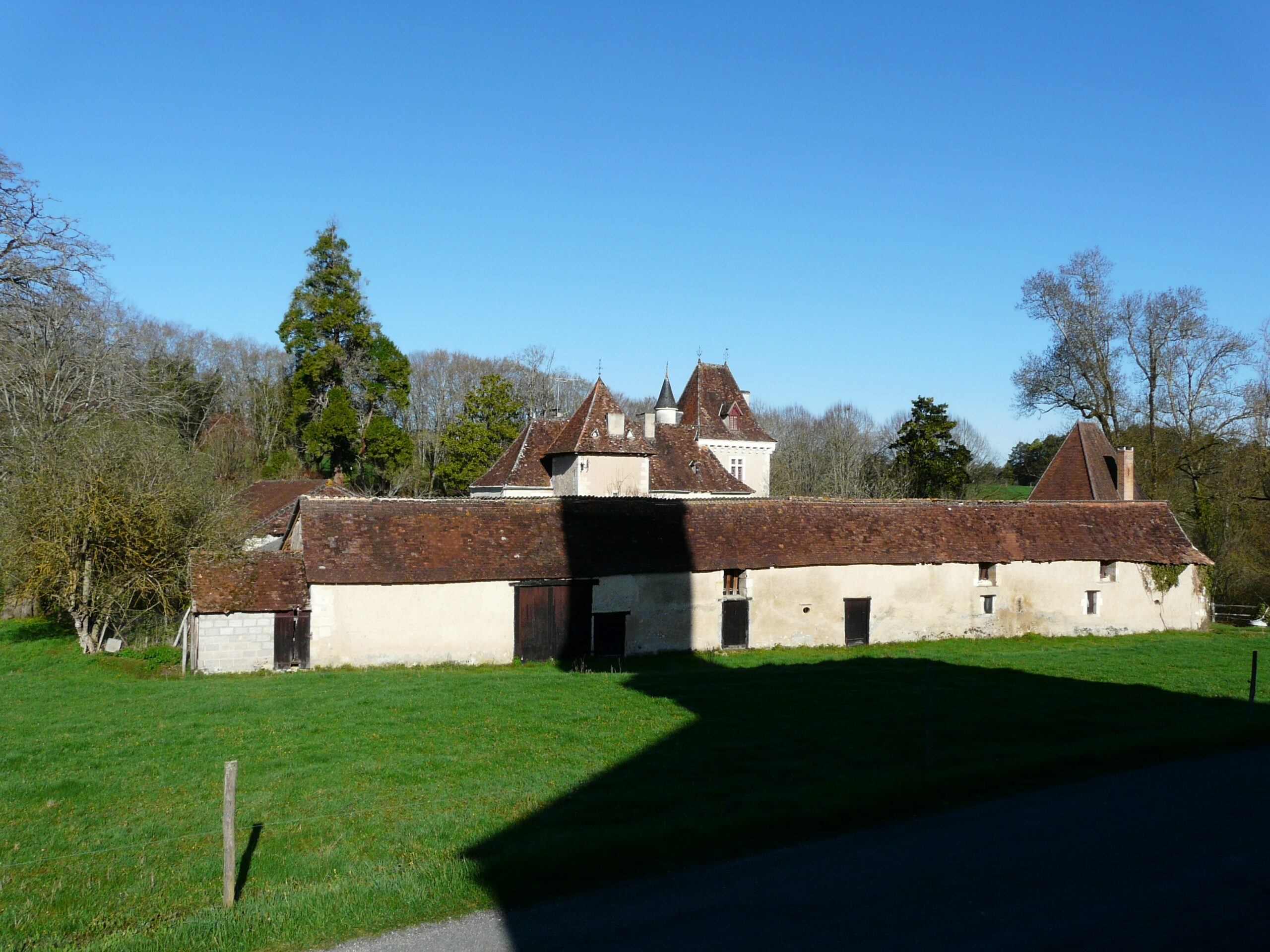 Eyliac, le château, entrée est.