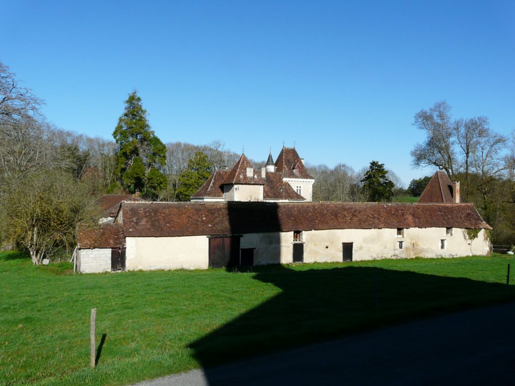 Le château d’Eyliac, ses tours et sa façade, photographié depuis le sud-est par Père Igor.