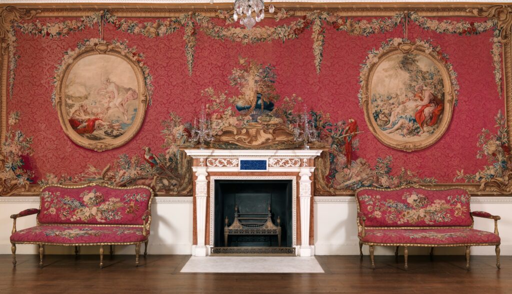 Salon de Croome Court orné de tapisseries des Gobelins, ensemble de 1763 à 1771 conservé au Metropolitan Museum of Art.