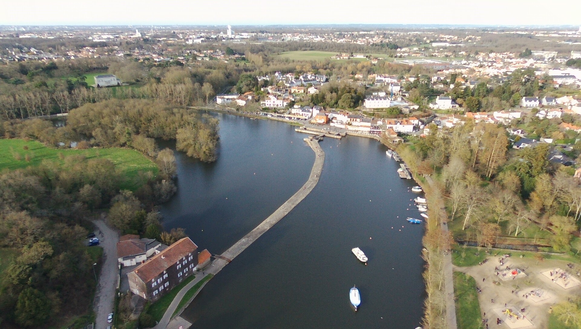 La Sèvre nantaise à la chaussée des Moines, Vertou. Stéphane Paragot, 2017, CC BY-SA 4.0. Cette vue situe le paysage de la commune ; elle ne montre pas la maison de Beautour.