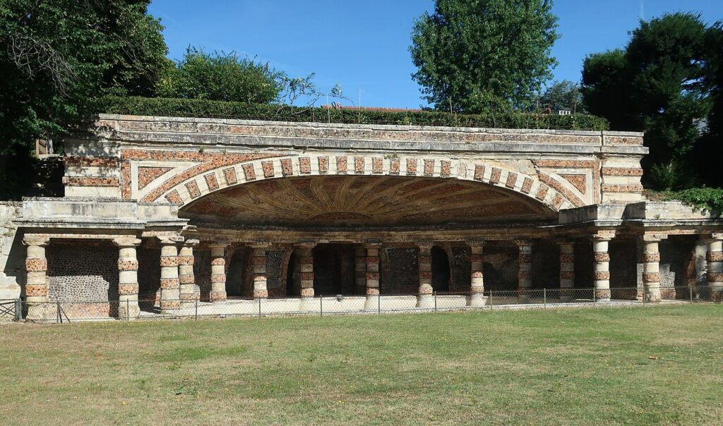 Les colonnes du Nymphée commandé par Henri-Léonard Bertin à Chatou