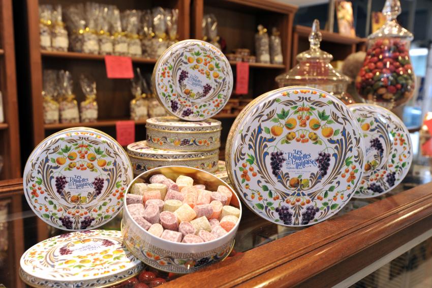 Rigolettes et boîtes décorées. Photographie contemporaine publiée par Les Rigolettes nantaises ; crédit : site officiel de la maison.