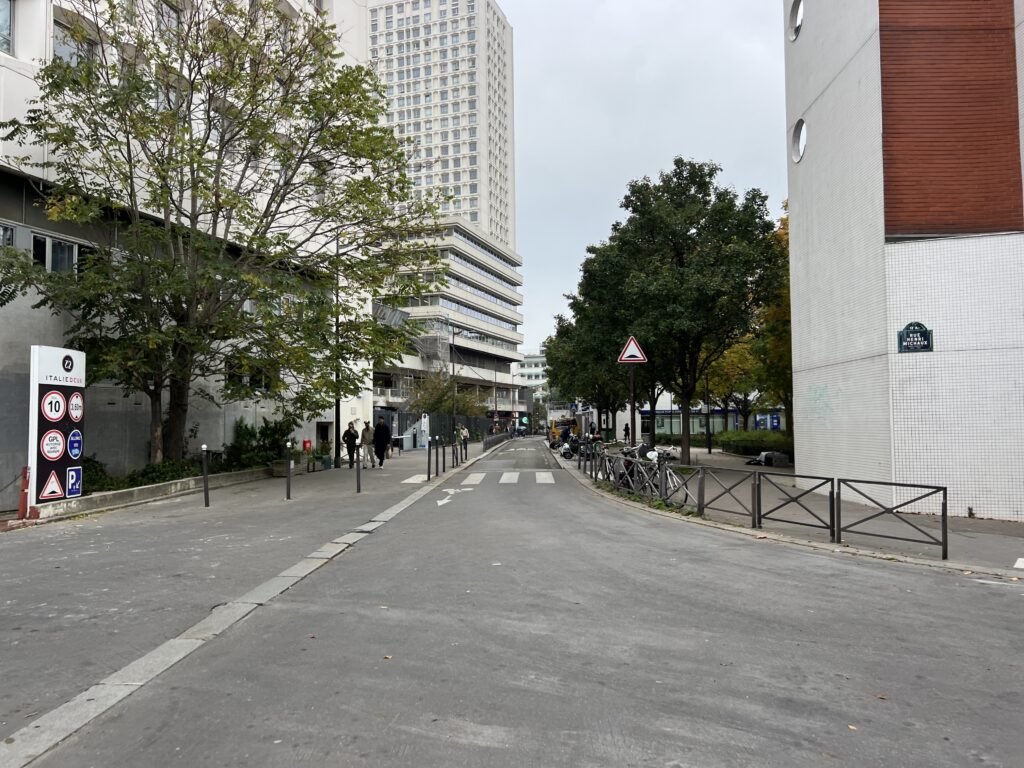 La rue Vandrezanne à Paris, avec ses maisons et sa perspective, photographiée par Chabe01 en 2024.