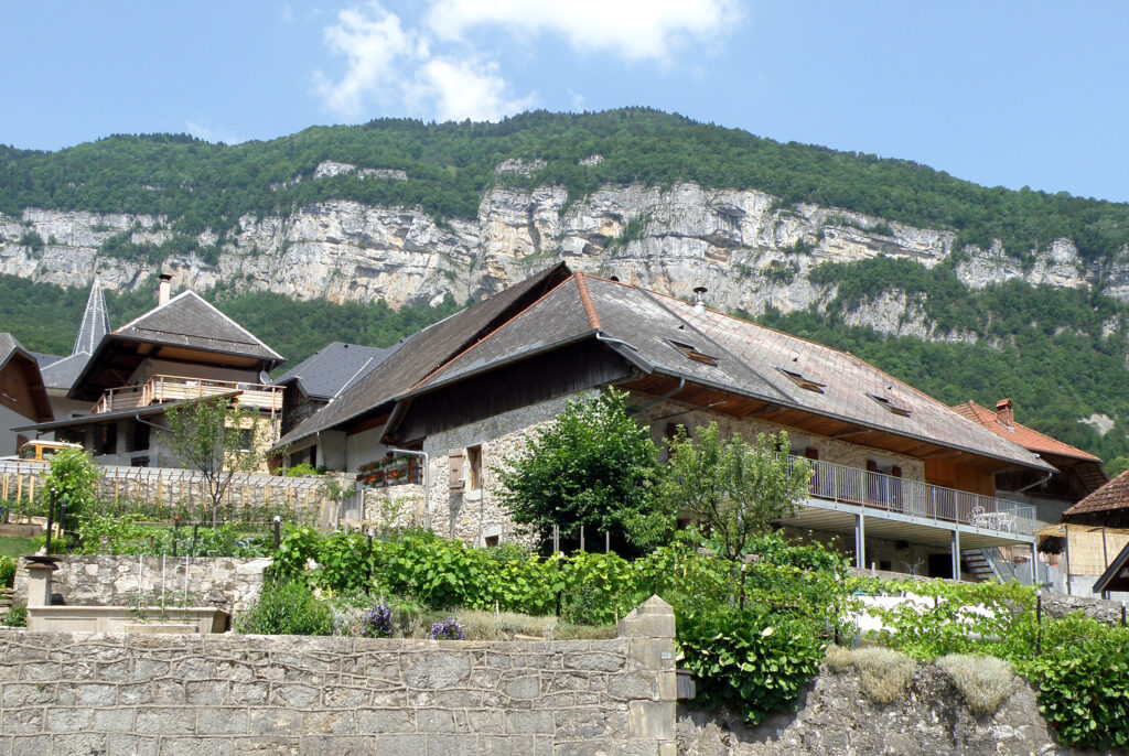 Maisons et relief du bourg d’Allèves en Haute-Savoie, pays de Melchiotte de Breton