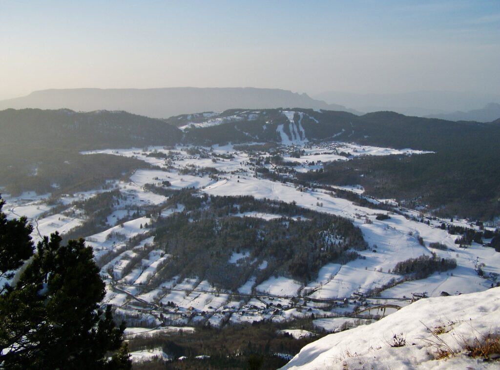 Vue hivernale du territoire des Déserts depuis le mont Margériaz en décembre 2012