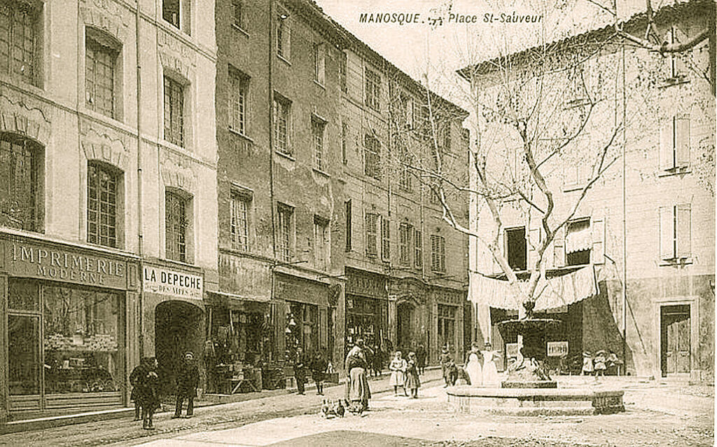 Carte postale ancienne de la place Saint-Sauveur à Manosque, avec sa fontaine et ses façades