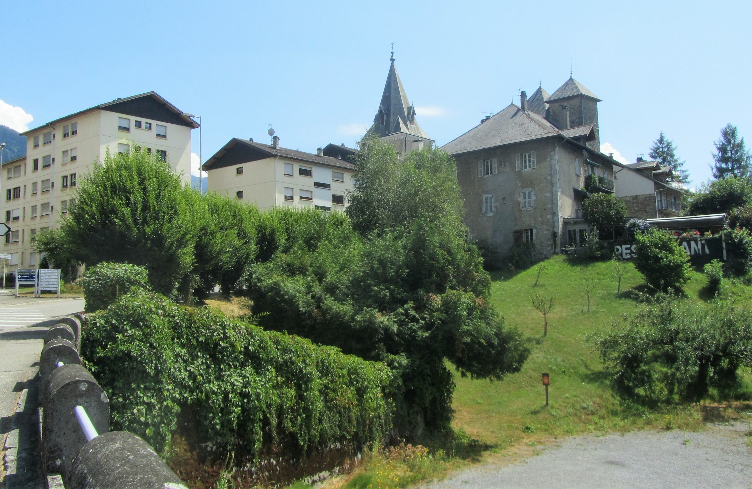 Le bourg d’Ugine, ses maisons et son clocher, en juillet 2018