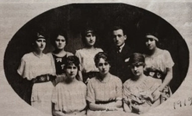 Portrait de groupe en médaillon ovale : jeunes gens en blouses claires