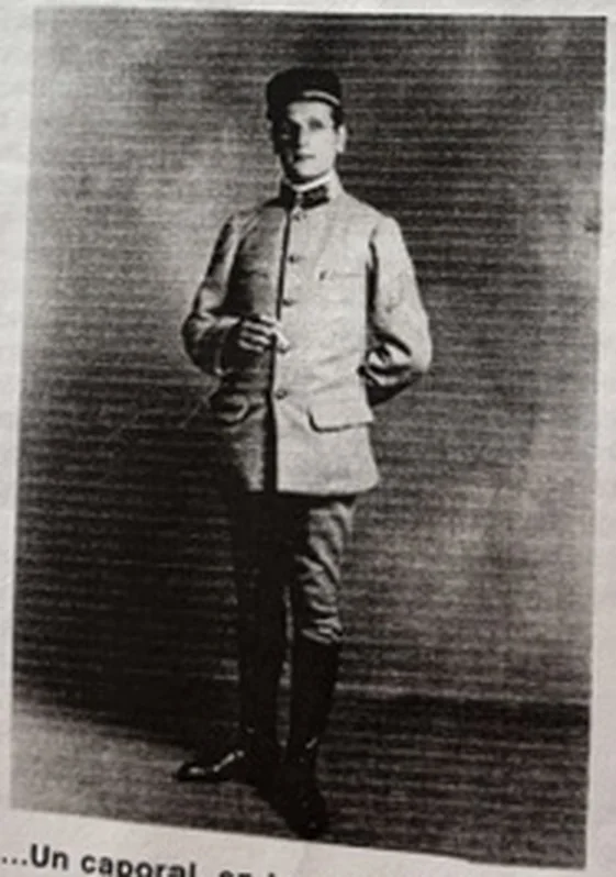 Jeune soldat debout en uniforme et bottes, portrait de studio