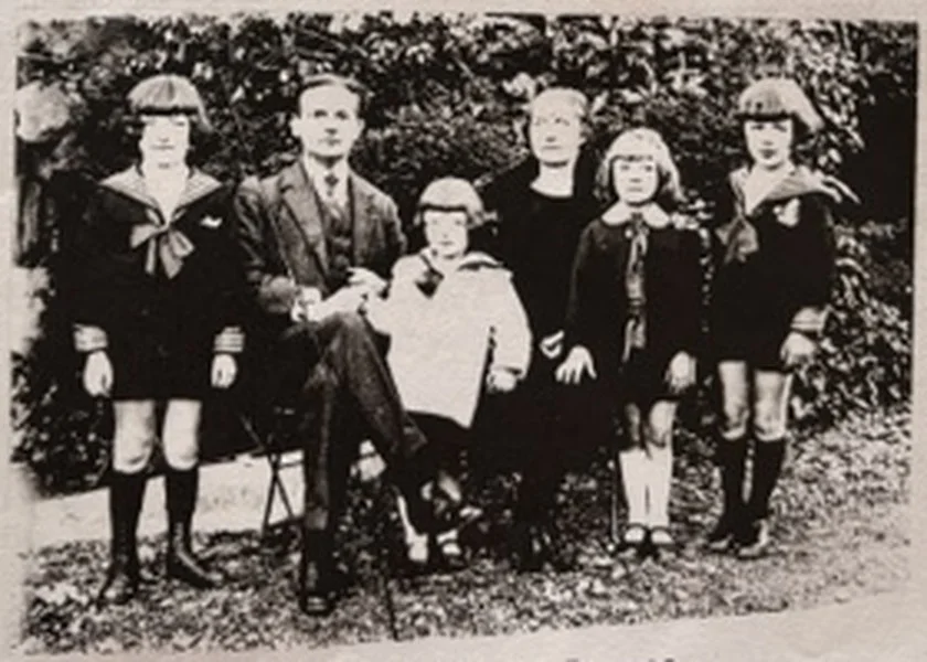 Parents et enfants posant en rang dans un jardin