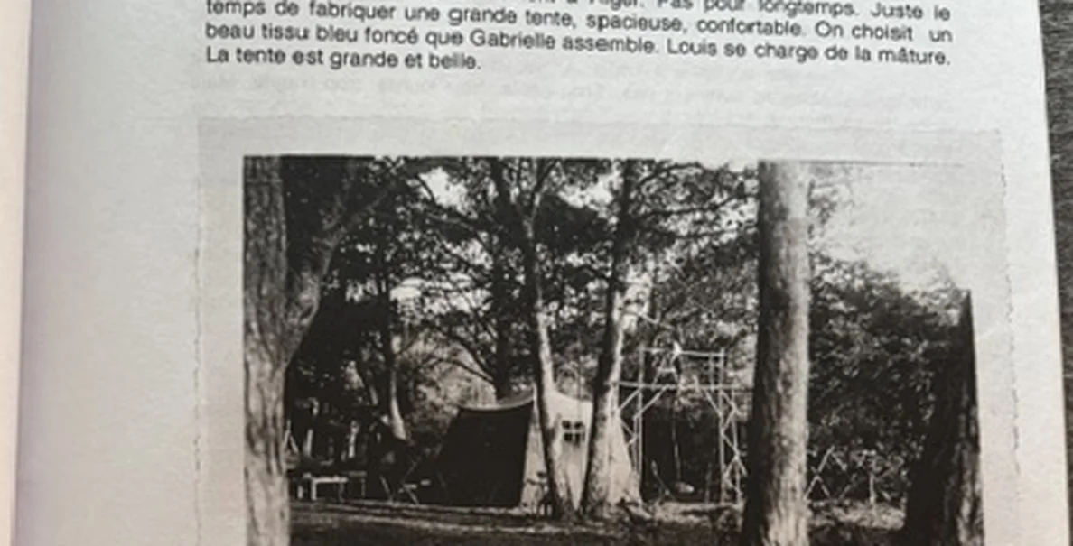 Tentes de camp sous les pins