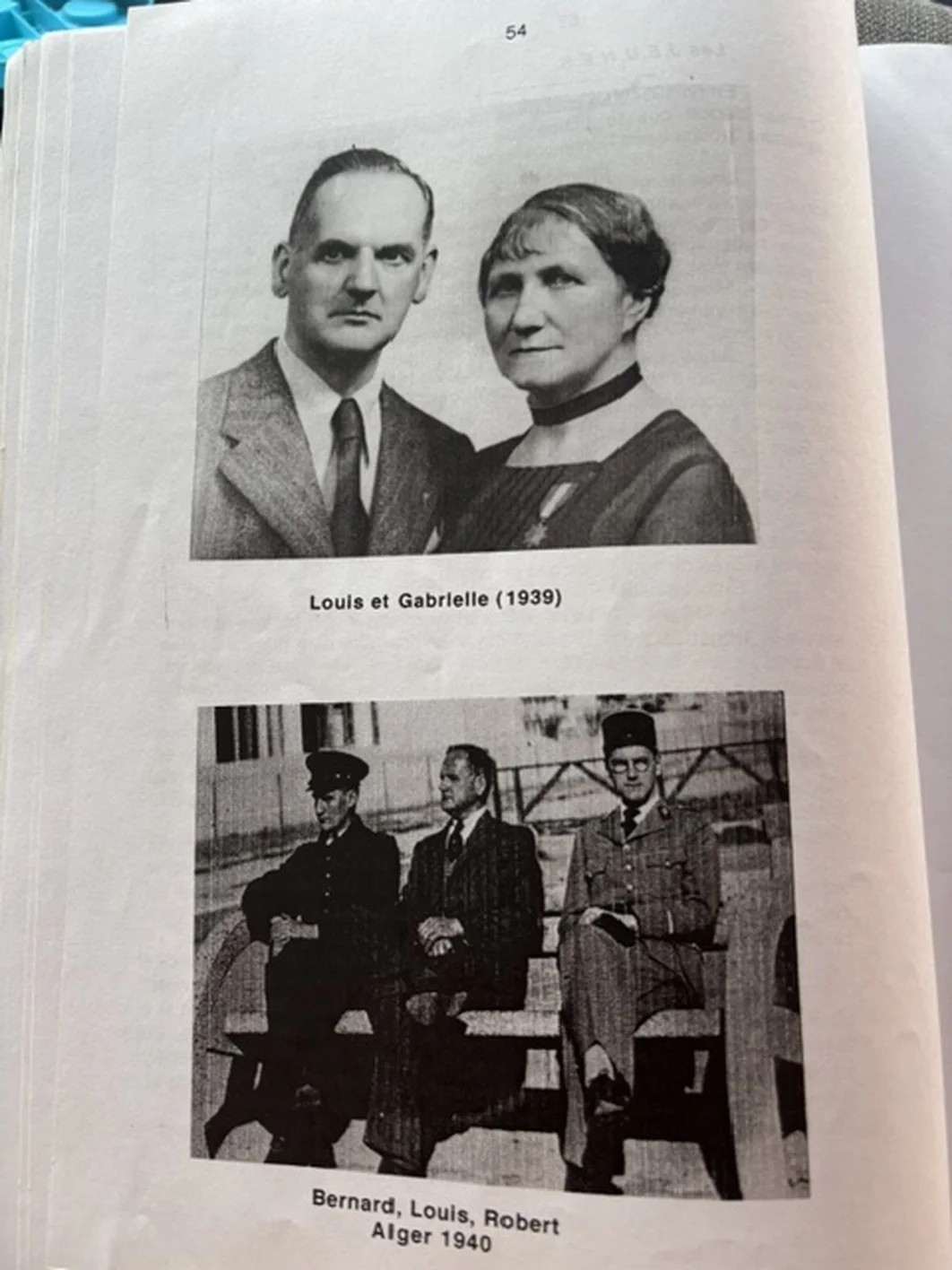 Portrait du couple, puis trois hommes assis sur un banc