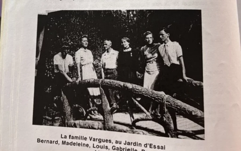 Famille debout sur un petit pont de bois dans un jardin botanique