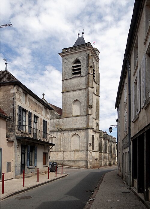 Coulanges-sur-Yonne, l’église Notre-Dame, le 10 août 2015 : la ville de François Gagneux, marchand, époux de Marie Angélique La Humière.