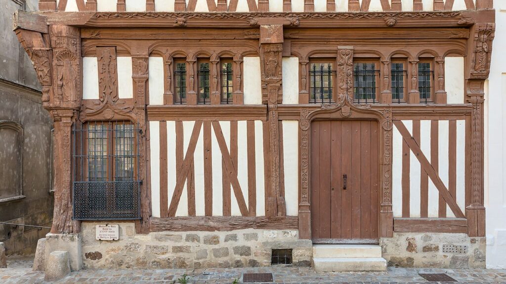 Joigny, la maison du Bailliage, le 12 août 2025 : le cadre urbain de la ville d’Étienne Porcher, sans attribution de propriété.