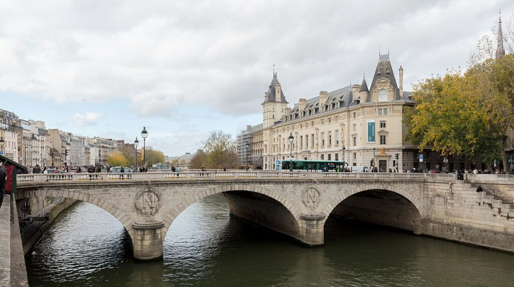 Le Pont au Change le 1er novembre 2022 : le pont de 1858–1860, dégagé, avec le Palais de justice et la Conciergerie.