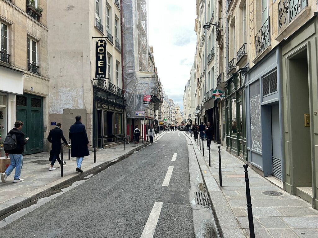 La rue Saint-Honoré, le 15 avril 2023. Vue contemporaine de la rue du drapier Pierre Desplasses ; la maison de la Sirène de 1608 n’est pas localisée sur cette photographie.