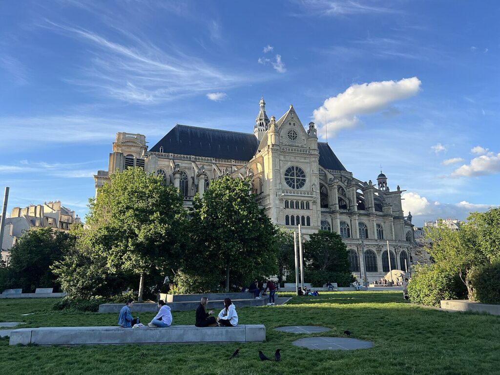 Saint-Eustache vue depuis le jardin des Halles, le 16 mai 2024.