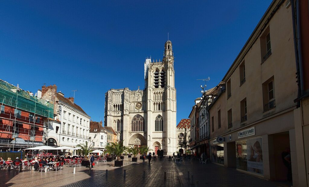 La cathédrale Saint-Étienne de Sens et son voisinage, le 26 septembre 2022. Commencée vers 1130–1135, elle compte parmi les premières cathédrales gothiques40 ; c’est le grand repère de la ville des Voisines, des Porcher et des Chanteprime, 