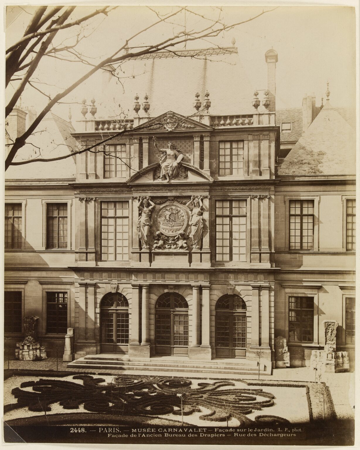 La façade du bureau des marchands drapiers, construite vers 1660 rue des Déchargeurs et remontée au musée Carnavalet en 1872, photographiée à la fin du XIXe siècle.