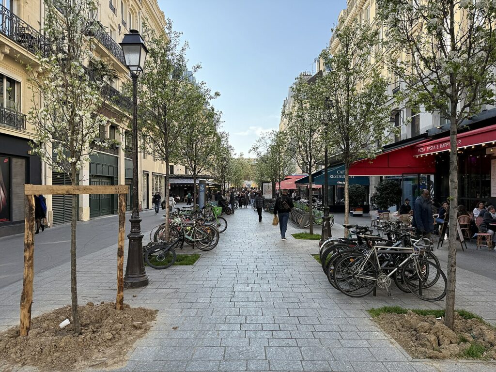 La même rue le 2 avril 2025. Les Halles de Baltard ont disparu en 1971 ; le tracé de la rue demeure.