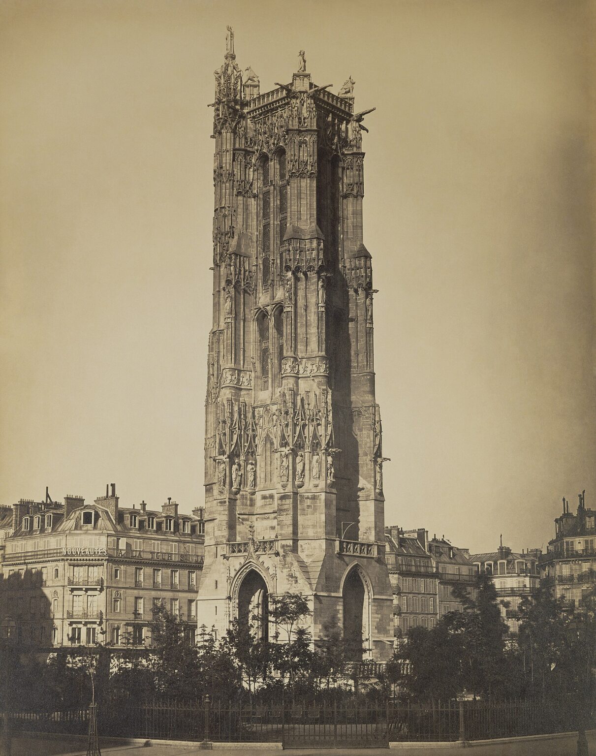 La tour Saint-Jacques photographiée par Gustave Le Gray vers 1857–1859, peu après l’aménagement du square.