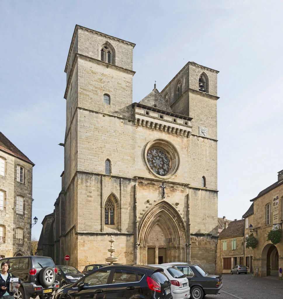 Façade de Saint-Pierre de Gourdon, évocation du territoire Vargues.